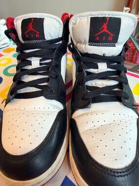 Nike Air Jordan 1Mid GS Black Gym Red White DJ4695-122 Unisex Sz 6.5Y /Women's 8